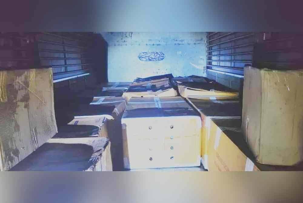 Hasil pemeriksaan telah menjumpai pelbagai jenis tanaman hiasan jenis orkid dan Bromeliad bernilai RM2.01 juta yang dipercayai diseludup dari Thailand tanpa dokumen sah.