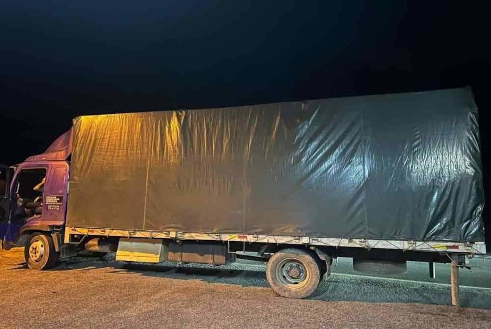Tangkapan pertama terhadap seorang suspek berusia 32 tahun itu dilakukan pada jam 8 malam selepas pihaknya menahan sebuah lori jenis Hino di Kampung Kubang Rambutan, Pasir Mas.