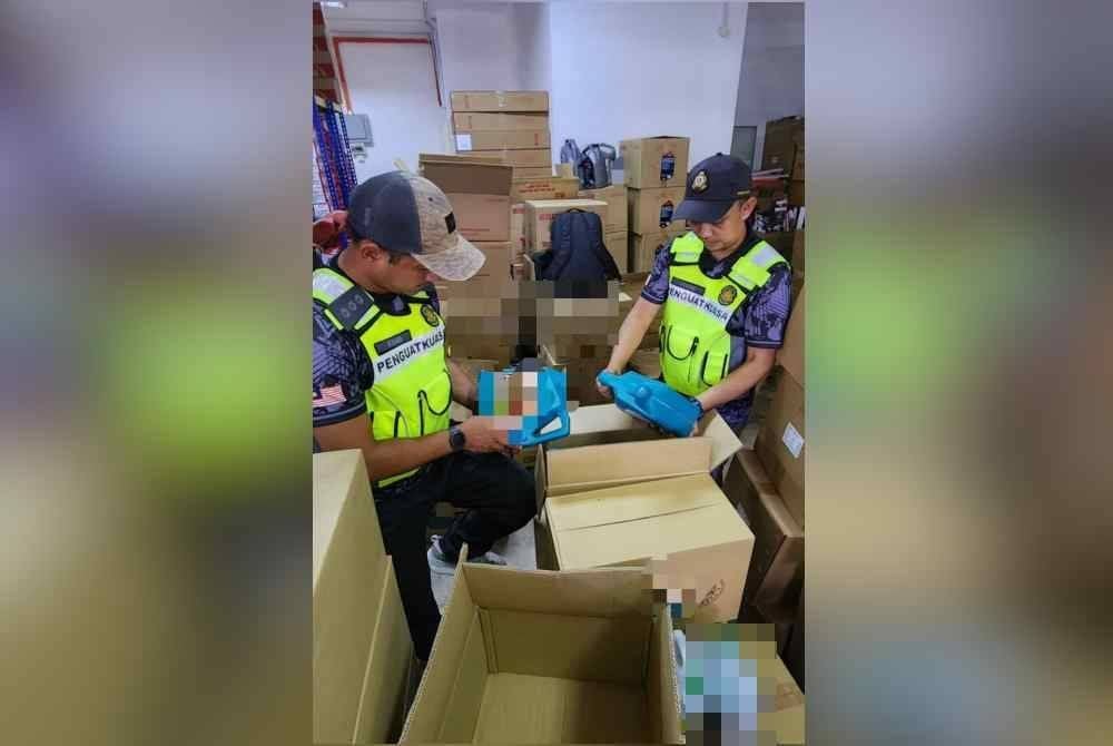 Penguatkuasa KPDN memeriksa produk disyakki tiruan dalam serbuan di tiga premis minggu lalu.