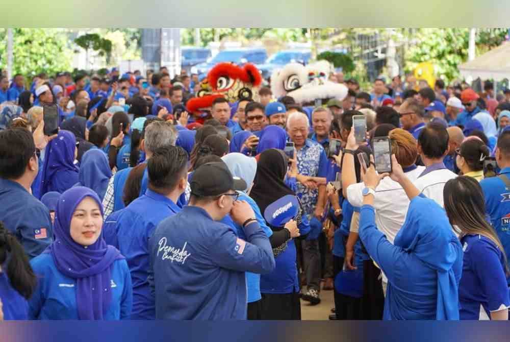 Bung Moktar disambut jentera BN ketika hadir pada Program Gerak17 UMNO Sabah kawasan Pantai Manis, Papar.