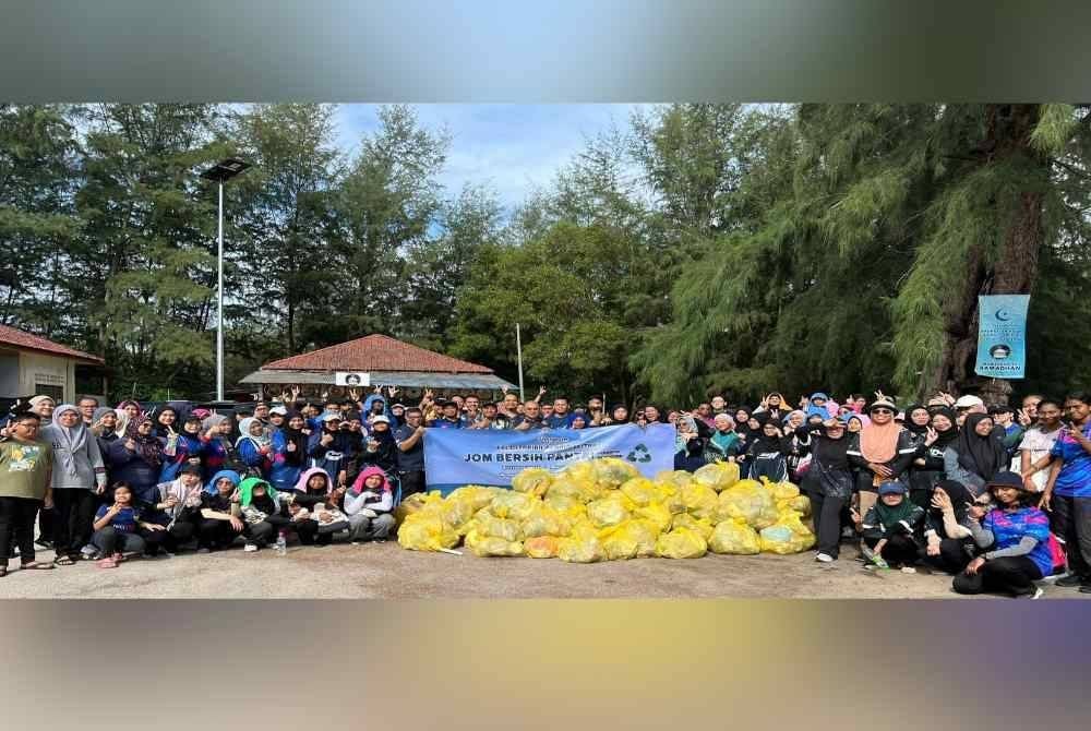 Peserta Program Kelestarian Alam Sekitar: Jom Bersih Pantai Bersama Pengguna 2024 pada Sabtu lalu merakam gambar bersama sampah sarap yang dikutip di sepanjang Pantai Tok Jembal.