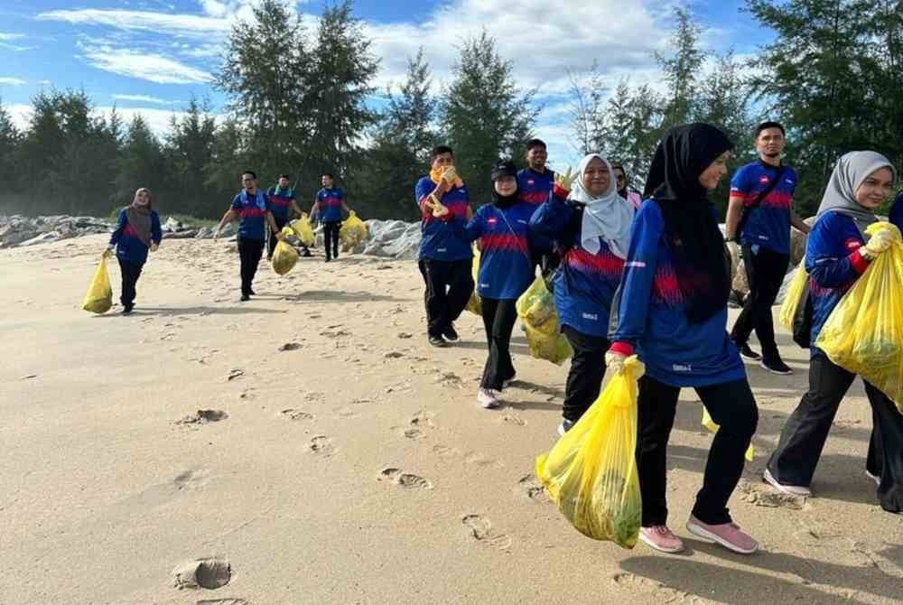 Sebahagian peserta Program Kelestarian Alam Sekitar: Jom Bersih Pantai Bersama Pengguna 2024 pada Sabtu lalu mengutip sampah di sepanjang Pantai Tok Jembal di Kuala Nerus.
