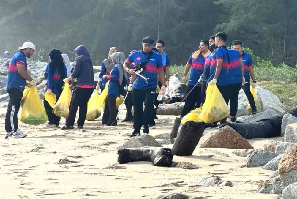 Peserta Program Kelestarian Alam Sekitar: Jom Bersih Pantai Bersama Pengguna 2024 pada Sabtu lalu mengutip sampah di sepanjang pantai.