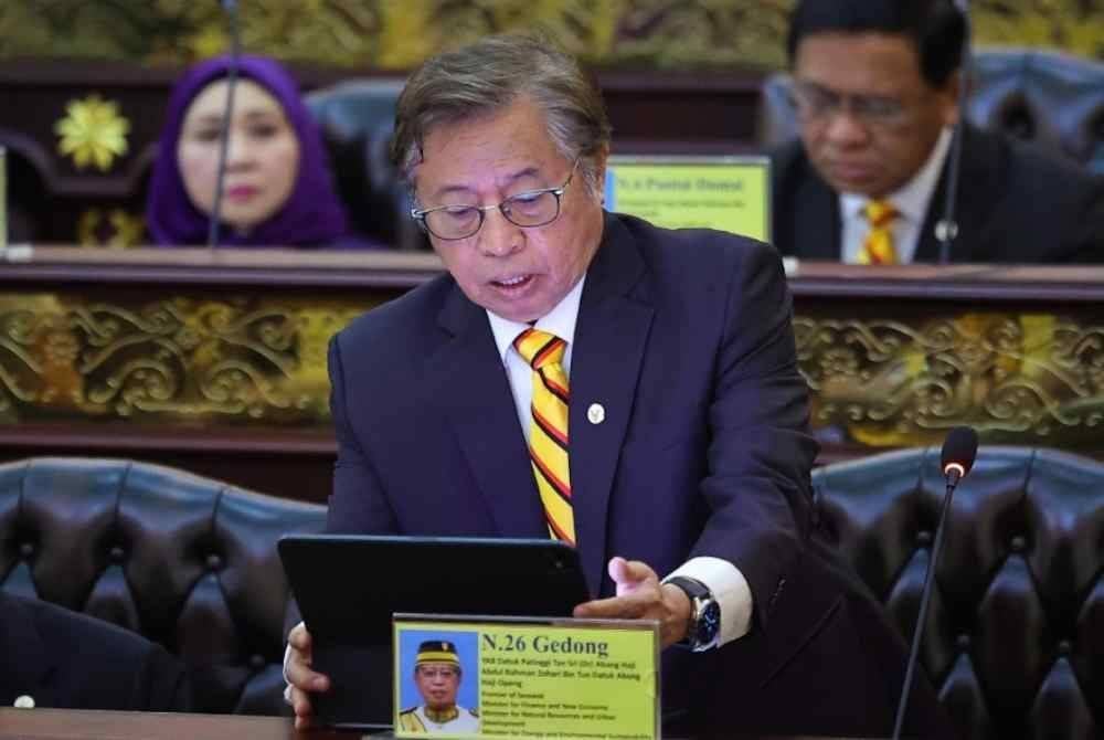 Abang Johari membentangkan belanjawan pada Persidangan Dewan Undangan Negeri Sarawak, pada Isnin. Foto Bernama