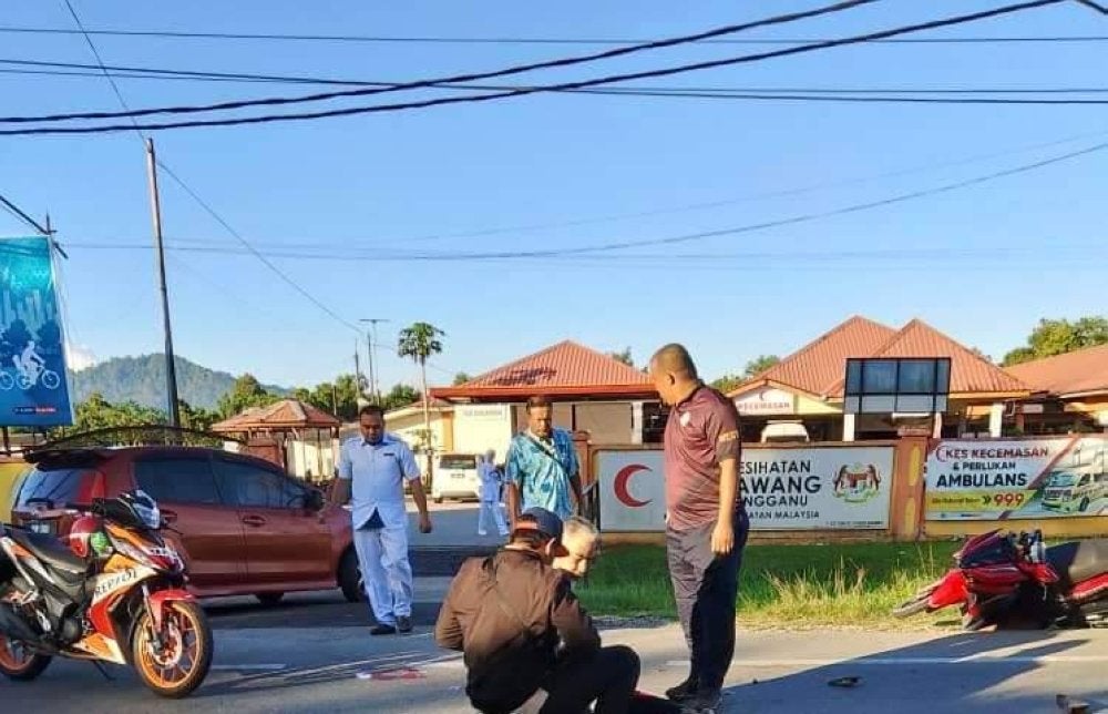 Kemalangan berlaku berdekatan Klinik Kesihatan Tengkawang di Hulu Terengganu pada pagi Isnin. 