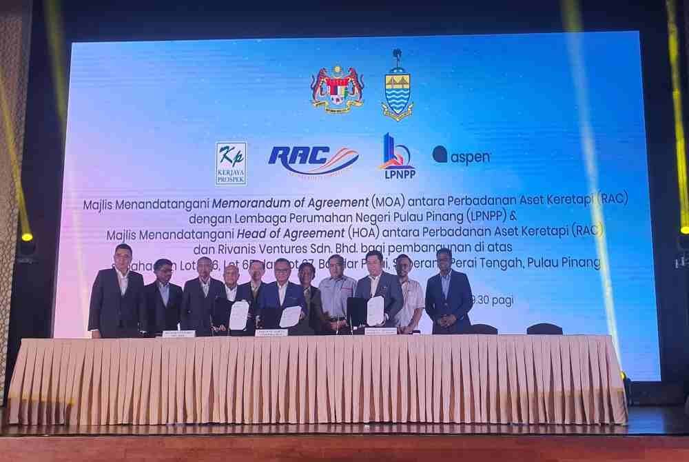 Anthony bersama Kon Yeow menyaksikan majlis menandatangani perjanjian antara RAC dengan Lembaga Perumahan Negeri Pulau Pinang dan RAC dengan Rivanis Ventures Sdn Bhd untuk membangunkan semula Kampung Manis di Perai.