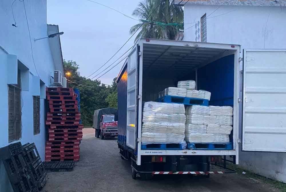 Sebanyak 13,000kg gula untuk diseludup ke Thailand dirampas PGA Briged Tenggara dalam Op Taring Wawasan Kelantan di Kampung Kulim Wakaf Bharu, Tumpat semalam. Foto Facebook PGA Briged Tenggara