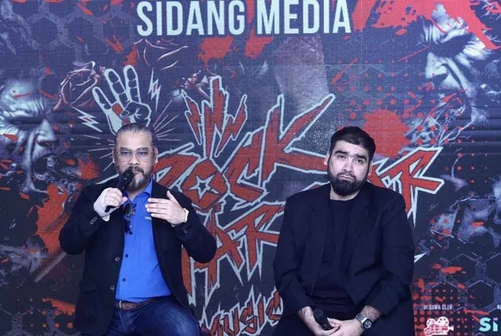 Eddy Salim (kanan) bersama Awie ketika sidang media baru-baru ini.