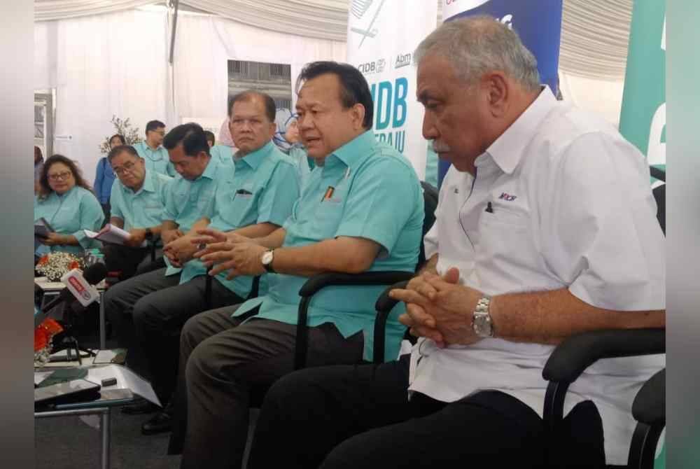 Alexander Nanta Linggi (dua kanan) ditemui pada Majlis Perasmian Tapak Latihan Kren Menara di Jenjarom di sini pada Isnin