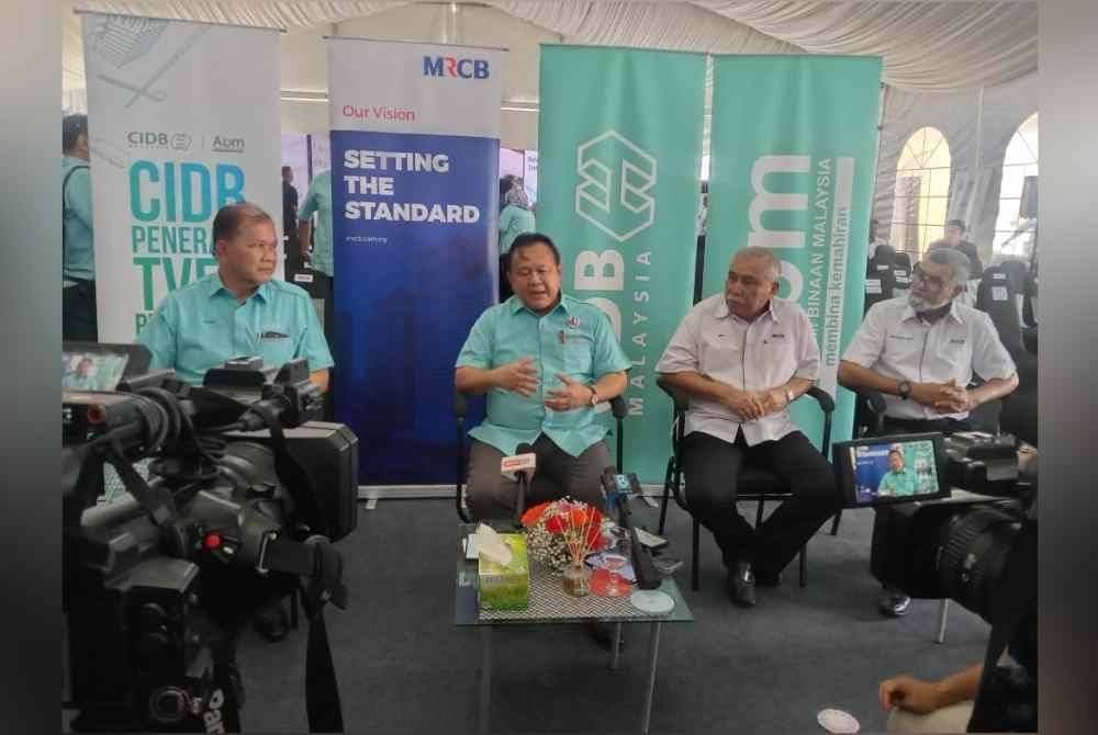 Alexander Nanta Linggi (dua kiri) ditemui pada Majlis Perasmian Tapak Latihan Kren Menara di Jenjarom di sini pada Isnin