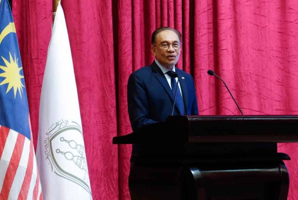 Anwar menyampaikan syarahan umum di Pusat Persidangan Al Azhar di hadapan mahasiswa dari Malaysia sempena lawatan rasmi empat hari Anwar ke Mesir pada Ahad. Foto Bernama