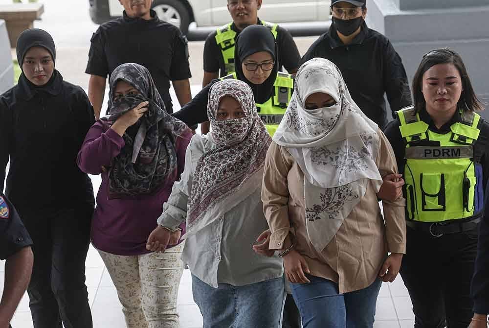 Seorang ibu dan dua rakan wanitanya dijatuhi hukuman penjara 14 hari dan didenda RM10,000 oleh Mahkamah Sesyen di Kuala Lumpur pada Isnin kerana menendang seorang kanak-kanak lelaki berusia tiga tahun enam bulan, Februari lepas. Foto Bernama