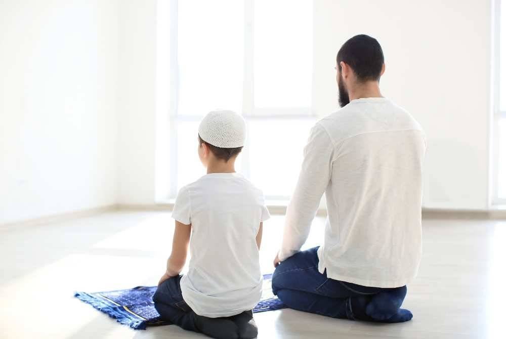 IBU bapa sememangnya diperintahkan oleh Rasulullah SAW untuk mendidik anak-anak agar mereka mendirikan solat saat berusia tujuh tahun. -Gambar hiasan/ Foto: CANVA