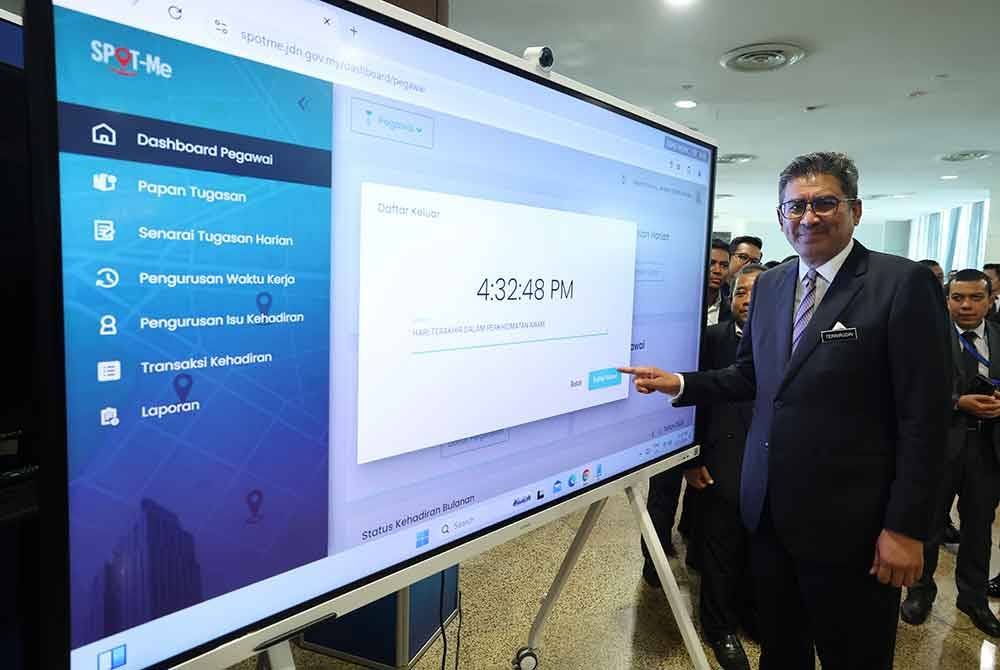 Peguam Negara,Tan Sri Ahmad Terrirudin Mohd Salleh mengimbaskan kad perakam waktu (sesi Clock Out) sebelum meninggalkan Jabatan Peguam Negara pada Isnin. Foto Bernama