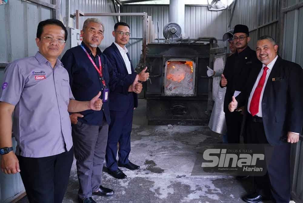 Dari kiri; Ahmad Yani, Pengurus Kanan Tugas-Tugas Khas Karangkraf, Hashim Anang dan Mohd Fauzi di lokasi pelupusan al-Quran ketika lawatan ke Kompleks Kumpulan Karangraf pada Isnin. Foto Sinar Harian-MOHD HALIM ABDUL WAHID