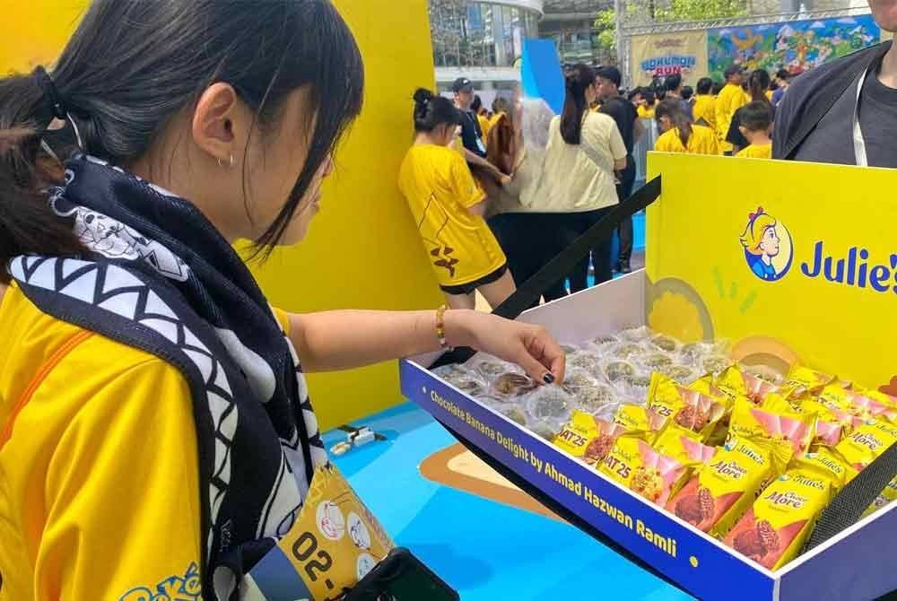 Canapés yang dibuat khas daripada biskut Julie’s memberi semangat kepada pelari semasa acara larian. Foto Julie's