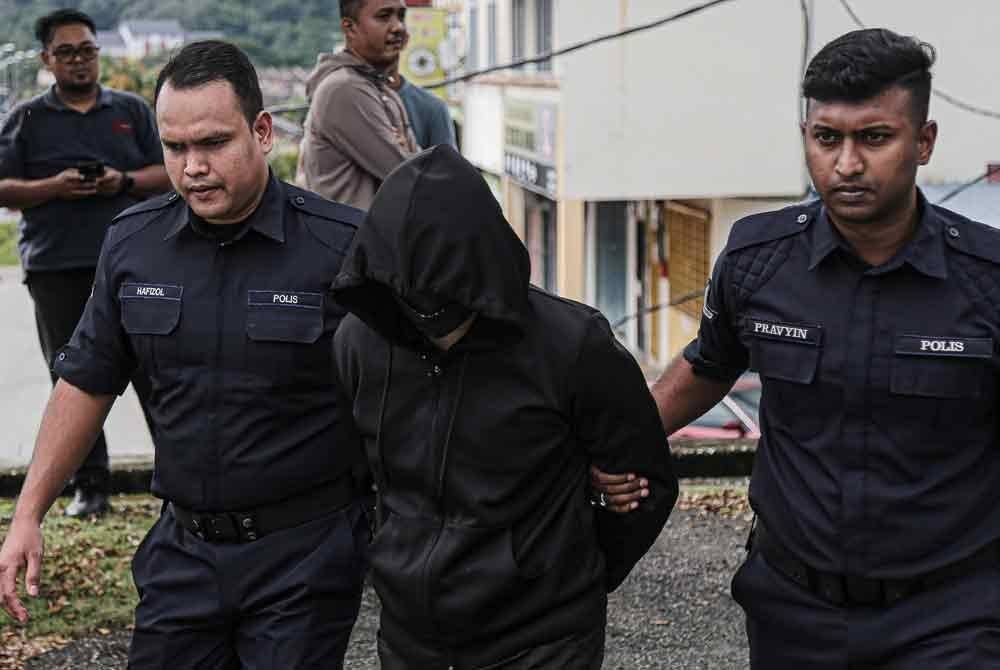 Mohd Nazri dibawa ke lokasi kejadian kemalangan yang menyebabkan kematian seorang pelajar sekolah Muhammad Zaharif Affendi Muhd Zamrie di Jalan Taman Jati Meru di sini. Foto Bernama