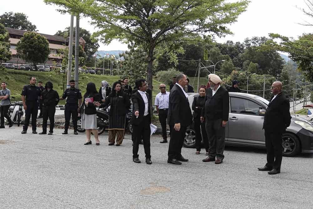 Hakim Mahkamah Tinggi Datuk Bhupindar Singh Gucharan Singh Preet (tiga kanan) dan barisan peguam melawat lokasi kejadian di Jalan Taman Jati Meru di sini. Foto Bernama