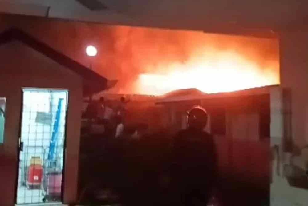 Keadaan stor farmasi Hospital Papar yang marak dijilat api.