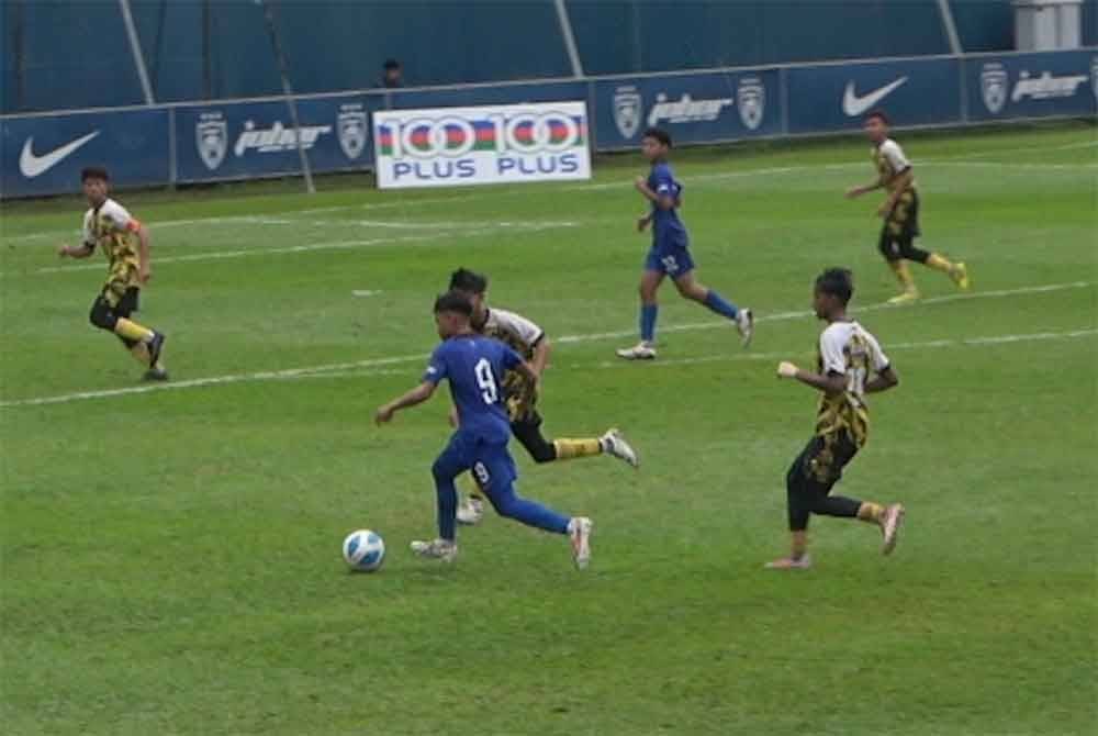 Kawalan kemas dipamerkan pemain-pemain.