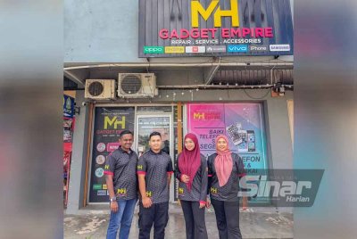 Mohamad Hanif (kiri) bersama pekerjanya di hadapan kedai mereka di Pekan Changlun, Kedah.