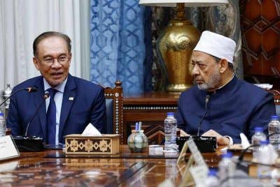 Anwar mengadakan mesyuarat bersama Sheikh Al-Azhar Al-Sharif Profesor Dr Ahmad Muhammad Ahmad At-Tayyeb di pejabat Sheikh Al-Azhar Al-Sharif sempena lawatan rasmi empat hari Anwar ke Mesir, pada Ahad. Foto Bernama