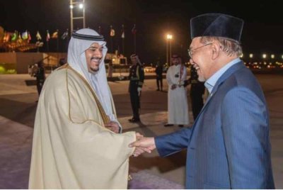 Perdana Menteri Anwar disambut oleh Mohammed bin Abdulrahman bin Abdulaziz sebaik tiba di Lapangan Terbang Antarabangsa King Khalid, Riyadh bagi menghadiri Sidang Kemuncak Luar Biasa Arab dan Islam hari ini. Gambar X Wisma Putra