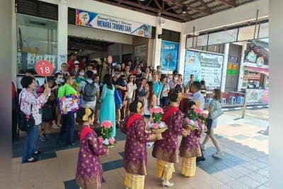 Sebahagian pelancong yang datang menaiki kapal persiar mewah pada Isnin diraikan.