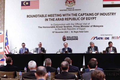 Anwar berucap pada Persidangan Meja Bulat para pemain Industri sempena lawatan rasmi empat hari beliau ke Mesir di Pusat Persidangan Al Azhar. Turut hadir, Menteri Pelaburan, Perdagangan dan Industri Tengku Datuk Seri Zafrul Abdul Aziz (dua, kiri) serta Menteri Luar, Datuk Seri Mohamad Hasan (dua, kanan). Foto Bernama