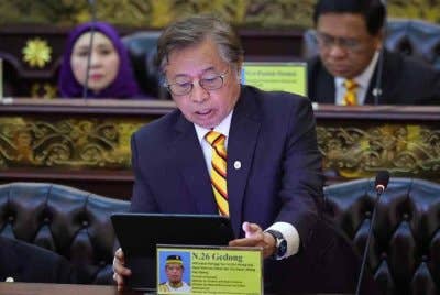 Abang Johari membentangkan belanjawan pada Persidangan Dewan Undangan Negeri Sarawak, pada Isnin. Foto Bernama