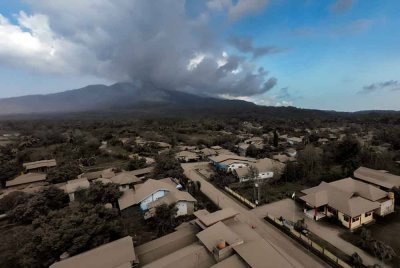 Pihak berkuasa telah menaikkan tahap amaran bagi Gunung Lewotobi Laki-Laki ke tahap tertinggi, dengan gunung berapi itu terus menghamburkan abu tebal berwarna coklat setinggi dua kilometer setiap hari sepanjang minggu lalu. Foto AFP