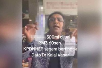 Kalai Vanar pada Sabtu menunjukkan harga minuman isotonik 500ml dijual dengan harga RM3.60 sebotol di kedai serbaneka sebuah stesen minyak.