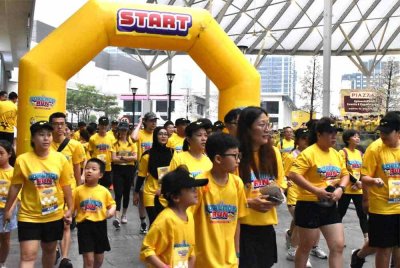 Peserta yang berada di garis permulaan Fun Run Pokémon tidak sabar untuk memulakan larian. Foto Julie's