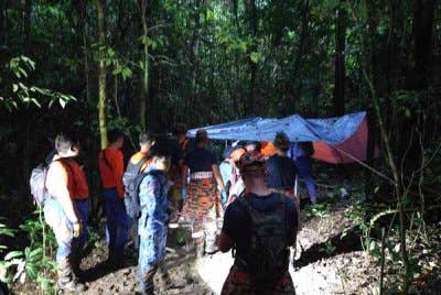Pasukan penyelamat menempuh perjalanan sukar ke lokasi bagi membantu mengeluarkan mangsa