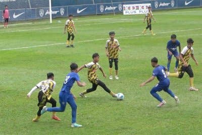 Antara aksi menarik perlawanan kedua-dua pasukan.