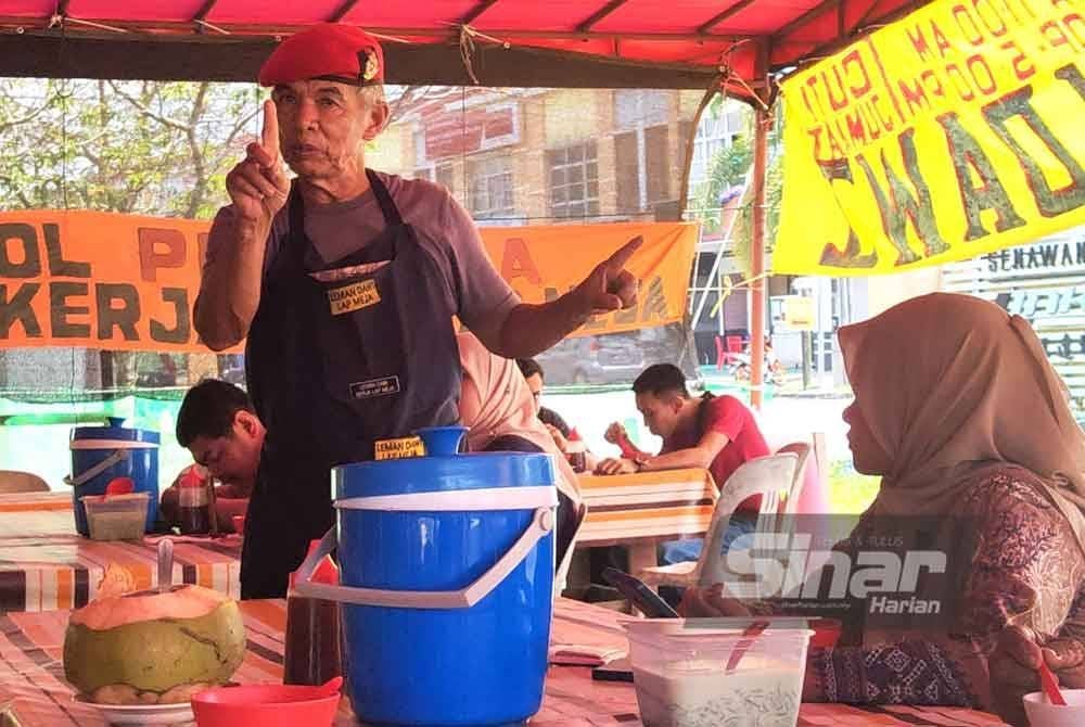 Sulaiman berkongsi pengetahuan sejarah dengan pelanggannya.