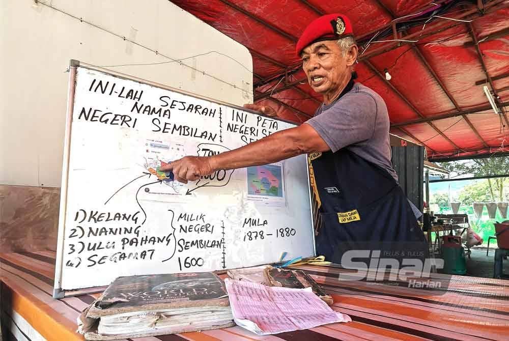 Sulaiman menunjukkan papan putih yang digunakan untuk mencatat sejarah Negeri Sembilan.