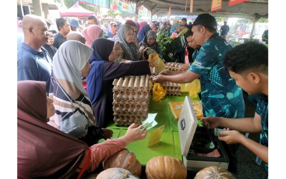 Orang ramai mendapatkan barangan yang ditawarkan sempena Jualan Kasih KEDA Madani di Singkir Badong, Yan pada Isnin.
