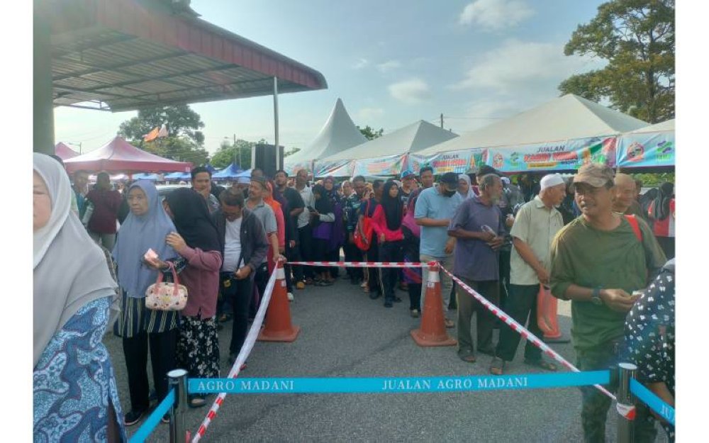 Orang ramai sanggup beratur panjang untuk mendapatkan barangan jualan pada harga murah sempena Jualan Kasih KEDA Madani di Singkir Badong pada Isnin. 