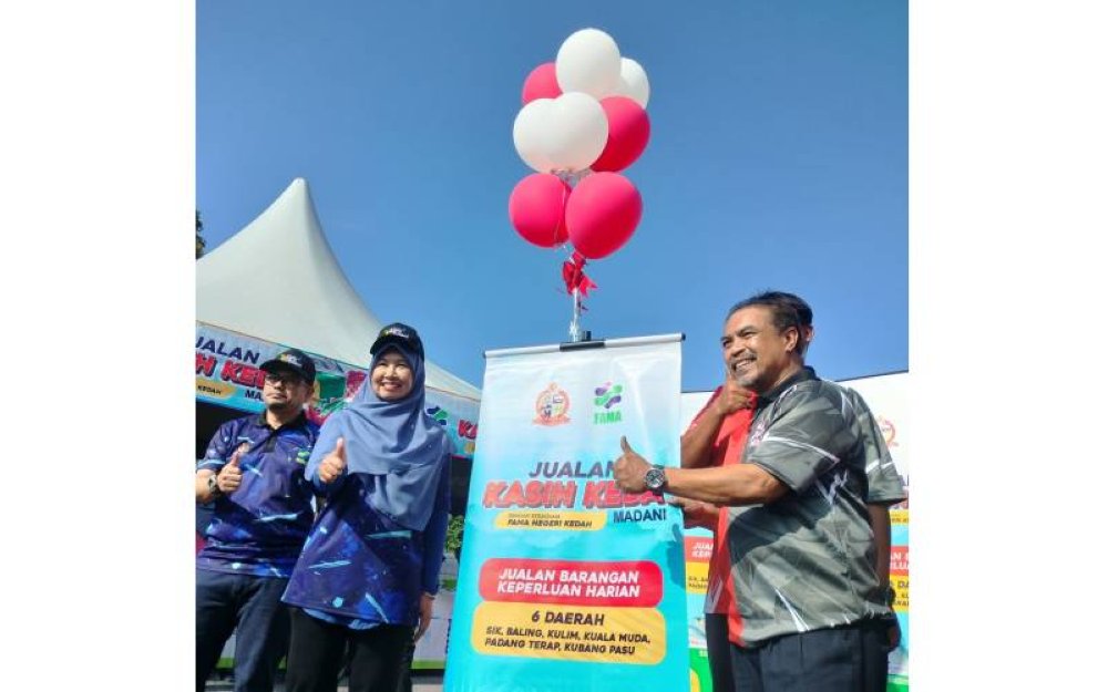 Jamil Khir (kanan) melancarkan Jualan Kasih KEDA Madani di Singkir Badong pada Isnin.