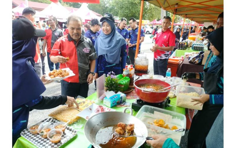 Jamil Khir (dua dari kiri) melawat Jualan Kasih KEDA Madani di Singkir Badong pada Isnin. 