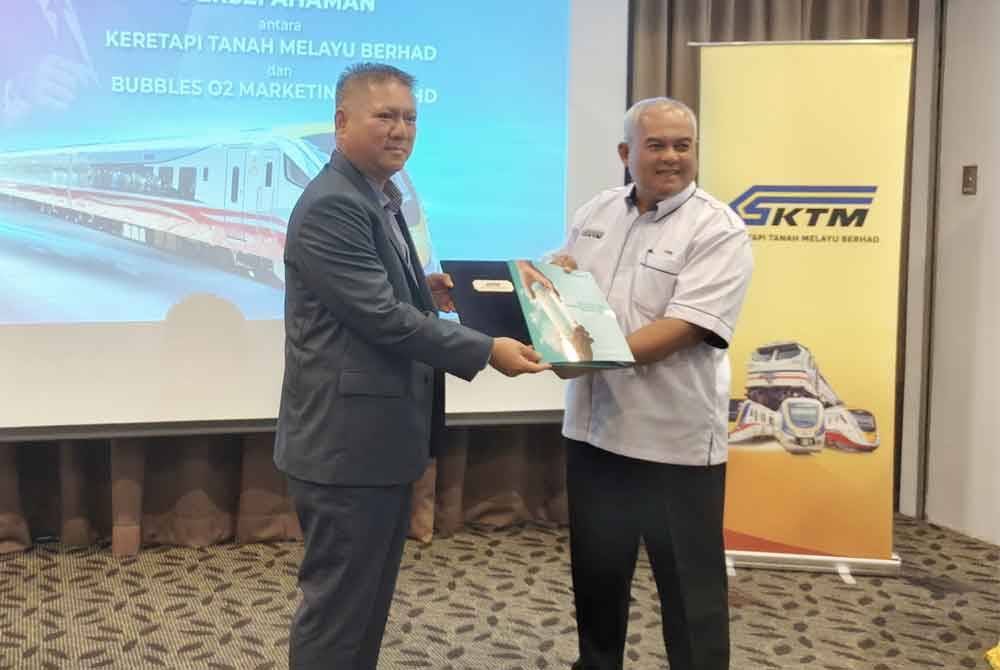 Arifin (kiri) dan Mohd Zain pada sesi pertukaran memorandum perjanjian persefahaman di Stesen KL Sentral, pada Selasa.