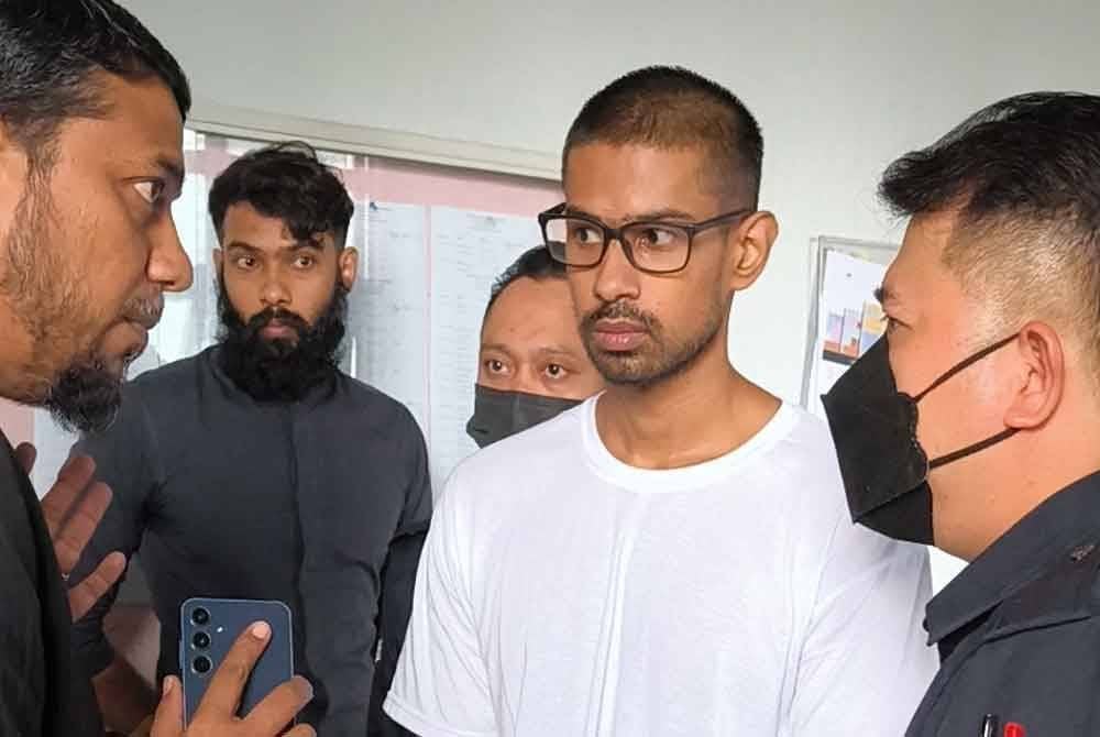 Yusoff Rawther memakai baju T berwarna putih, dibawa ke Mahkamah Majistret Kuala Lumpur pada Selasa, bagi sebutan kes mengedar dadah jenis kanabis dan memiliki dua pistol tiruan.