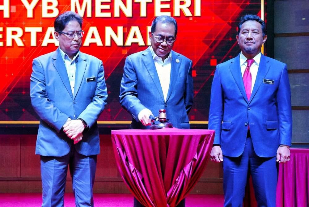 Mohamed Khaled melaksanakan simbolik sempena Sambutan Hari Integriti 2024 Kementerian Pertahanan Malaysia di Wisma Pertahanan Malaysia, pada Selasa.