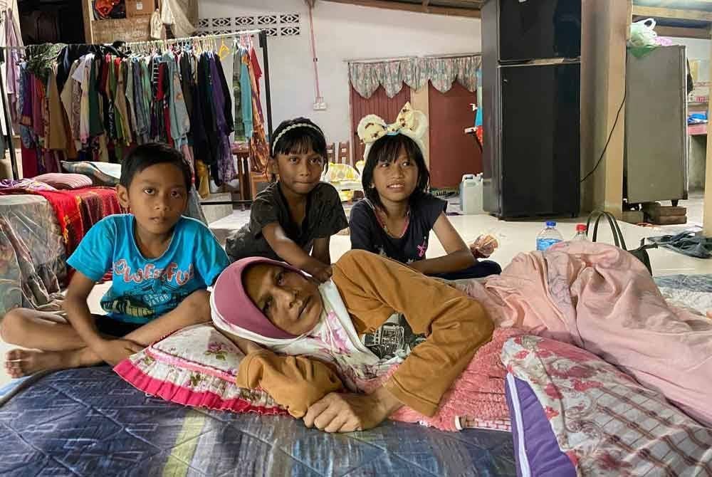 Norazah yang kini terlantar bimbang memikirkan nasib tiga anak yang masih kecil.