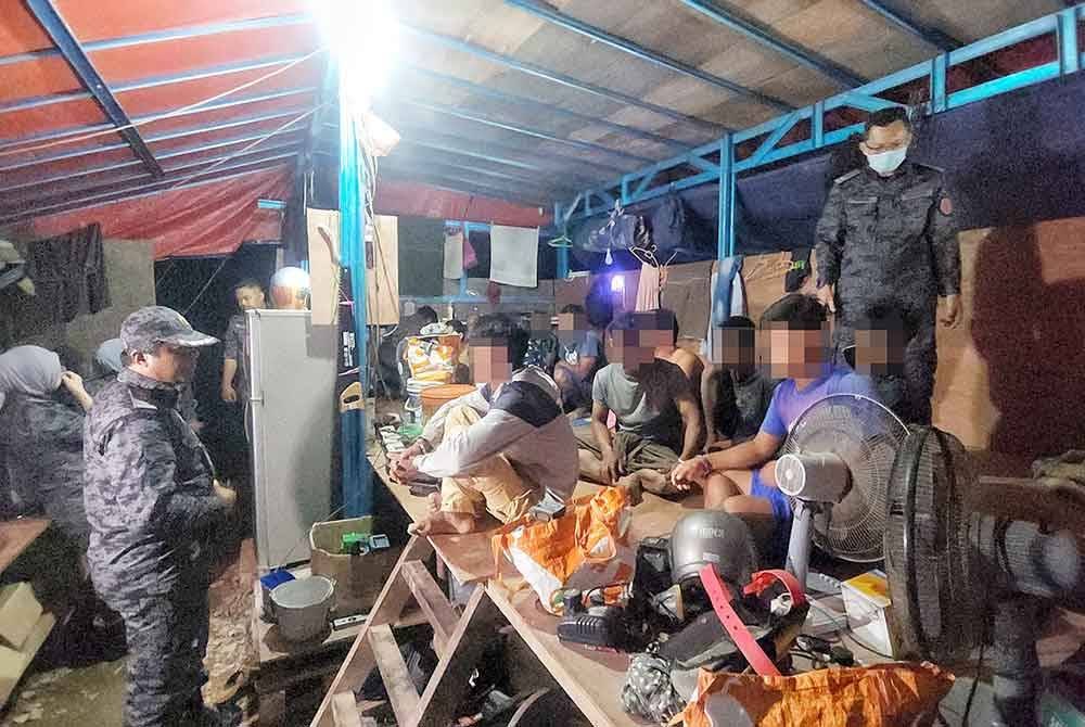 Sebahagian warga Myanmar yang ditahan dalam operasi JIM di Jalan Tambak Bugis, Telok Mas di sini, awal pagi Selasa.