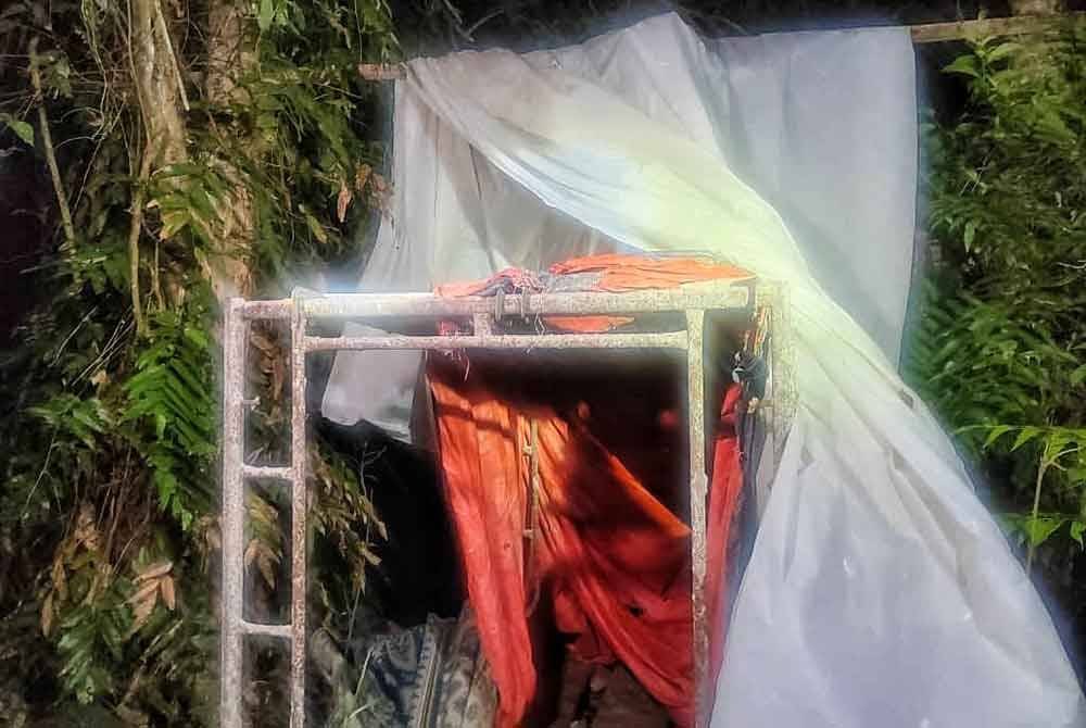 Besi perancah yang diguakan untuk dijadikan tempat tidur selain ditutupi dengan kain kanvas berwarna putih.