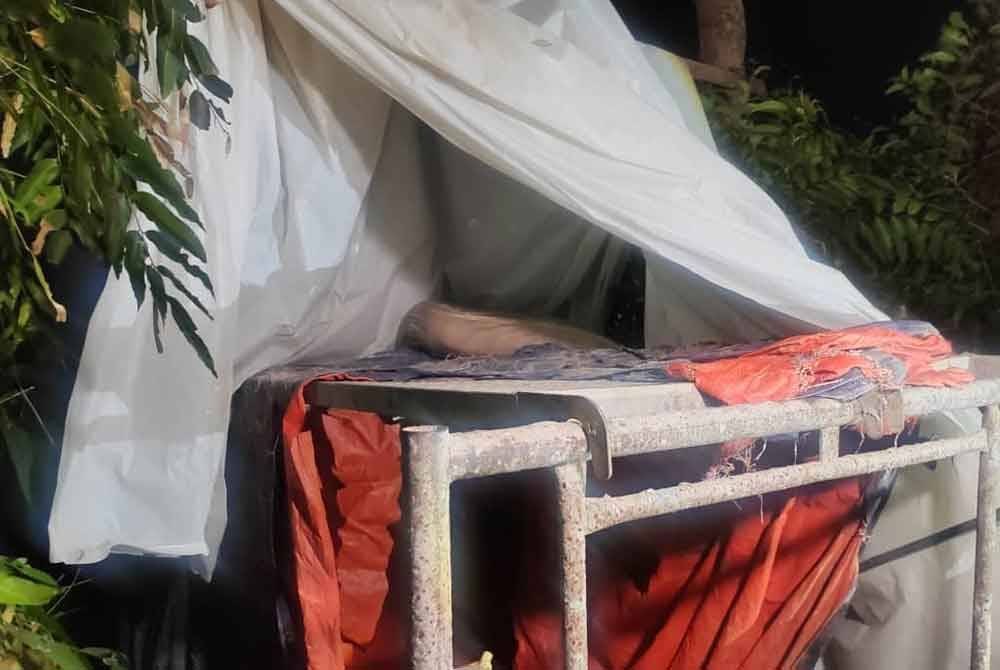 Papan nipis yang digunakan sebagai tempat tidur oleh PATI di dalam sebuah belukar di di Jalan Tambak Bugis, Telok Mas di sini, awal pagi Selasa.