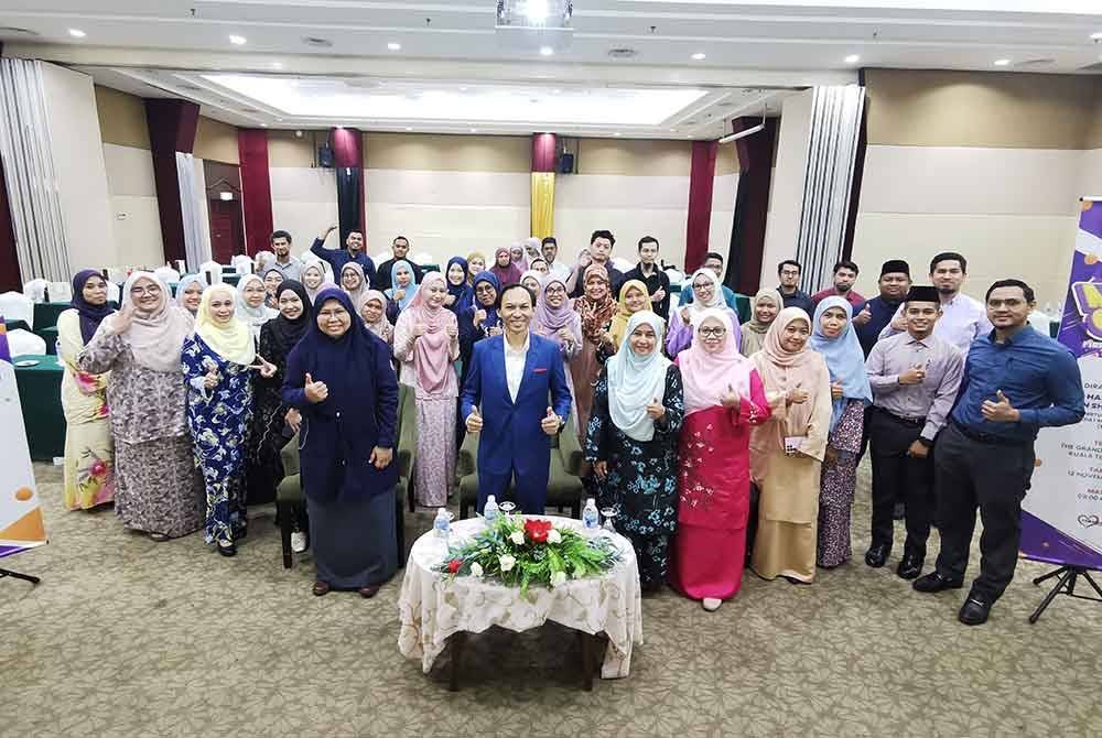 Ahmad Azrin (tengah) merakam gambar bersama peserta program 'Meet & Greet' MAIDAM bersama wakil firma perakaunan dan percukaian Terengganu.