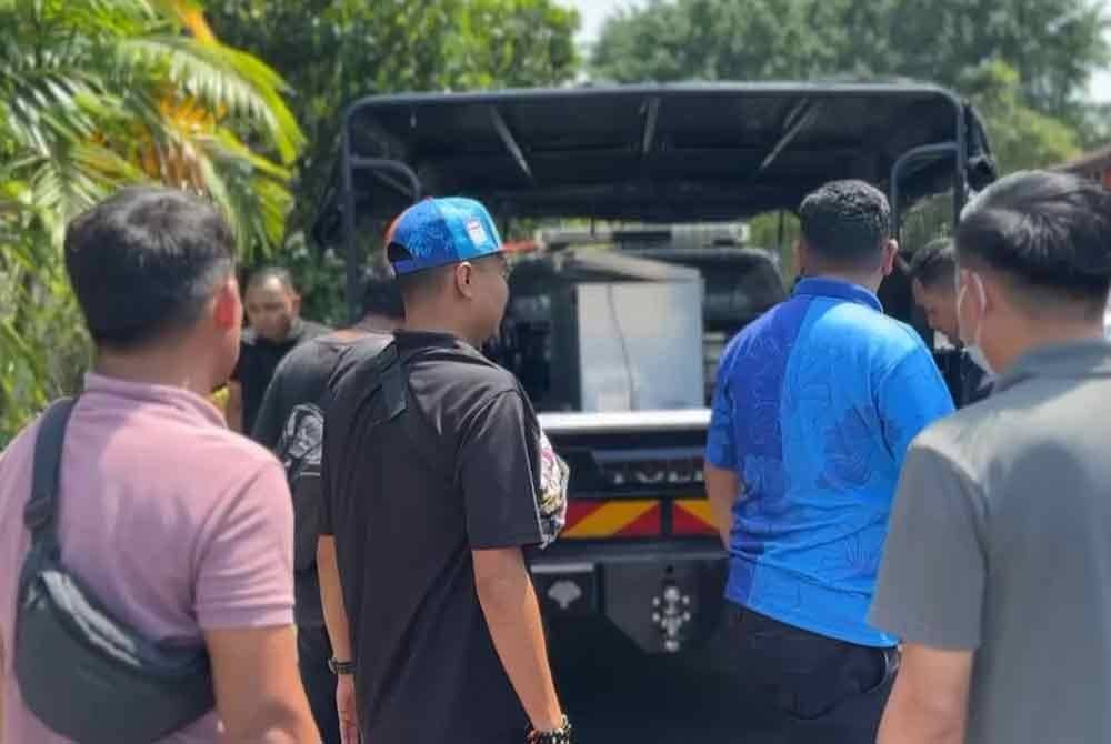 Kehadiran pihak polis dan ambulans mengejutkan penduduk yang tidak menyangka berlaku kejadian bunuh di taman tersebut.
